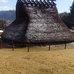 阿波史跡公園では葦葺きの屋根から雪が降り積もっていきました。　・葦葺きの屋根より雪の降り積もる(和良)