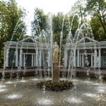 ピョートル大帝の夏の宮殿の庭園には至る所に噴水がありました。　　　　・三百六十五ある噴水を巡る苑（和良）