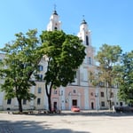 旧市庁舎の隣の建物も夏木が生い茂っていました。　　　　　　　　　　　・茂り立つ夏木の下の涼しさよ（和良）