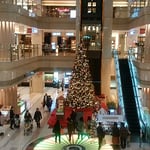 ロビーに飾られた聖樹は待ち合わせ場所となっていました。　　　　　　　・待ち合わせ場所となりたる聖樹かな（和良）