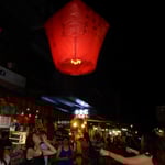 夜空に上がっていく天燈を眺めていると灯籠流しを思い出しました。　　　　　　・天道を上げて灯籠流しふと（和良）