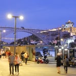 ポルトのリベイラ地区では大勢の人々が月夜を楽しんでいました。　・月の夜のポルトの街の明るさよ（和良）