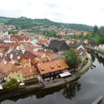 チェスキークルムロフはヴルタヴァ川が湾曲する場所にありました。　　　・夕立来て赤い煉瓦のしっとりと（和良）