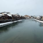 金沢市の中心にある浅野川は雪景色の中をゆったりと流れていました。　　・雪晴れて鏡のやうな浅野川（和良）