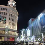 銀座は日本一の繁華街。四丁目交差点付近は日本一地価の高い商業地です。　　　　　　・冬灯まぶしき銀座四丁目(和良)