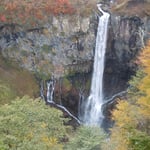 栃木県日光市の華厳の滝は落差97メートル。迫力がありました。　　　　　　　　　　　　　　　・音のして紅葉の中を落つる滝(和良)