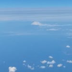 徳島空港から羽田空港へに機内から冠雪の富士がよく見えました。　　　　・富士の見ゆ席取りて見る雪の富士（和良）