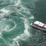 俳句の会で春の大潮の鳴門観潮をしてきました。迫力がありました。 ・透き通る潮目に渦の生まれけり（和良）