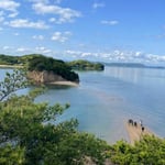 小豆島のエンゼルロードは潮が引くと島まで歩いて渡れます。　　・春潮の浜は素足で歩きたし(和良)