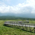 知床五湖の木道から振り返ると雪の残る知床の連山が見えました。　　　　・木道の彼方に雪の残る峰(和良)