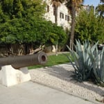 シベニクは要塞のある漁村から発展しました。その名残がありました。　　・大砲を照らす冬日の暖かく(和良)