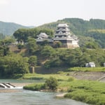「伊予灘ものがたり」の車窓から大洲城と肱川が見えました。　　　　　　・大洲城見て肱川の鵜飼見て(和良)