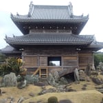 徳島市国府町の国分寺では本堂と石庭の修復工事が終わっていました。　・春雨に鯱鉾烟る国分寺(和良)