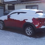 赤い車に積もった雪はことに真っ白に光り輝いて見えました。　　・真白かな赤い車の初雪は(和良)