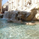 ローマのトレビの泉です。コインを投げ入れる観光客で大賑わいでした。 ・水澄みに澄みてトレビの泉かな(和良)