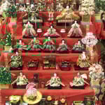 ビッグひな祭りでは子供たちも混じって総出で雛を飾りました。　　・子供らも混じり総出で雛飾る(和良)