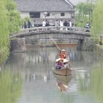 美観地区の真ん中を流れる倉敷川には舟が行き来していました。　　　　　・ゆったりと舟ゆったりと糸柳（和良）