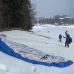 Mike am auslegen seines Schirms