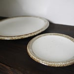 リムの削ぎ模様がきれいな美濃焼のお皿です。大：幅/24.5x24.5cm 高さ/3cm　￥1,056　小：幅/14x14cm 高さ/2cm　￥396