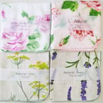 日本製のハンカチです。手前の薄手の麻混ハンカチは乾きも早く、小さなバッグにもスッと入りますよ～☆