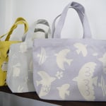 ランチやお散歩にピッタリサイズのトートです。　各￥1,100