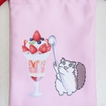 常にウキウキな猫、「ウキねこ」の巾着です。裏面には食べ終わって満足ウットリのウキねこがプリントされています。とっても可愛いです！ぜひお手に取って裏面もご覧ください(*'▽')　本体約10×14㎝　￥900