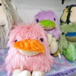 ぬいぐるみ作家「moumouchicken」さんの作品です。日本製のフワフワ生地と優しい鈴の音に癒されます。とっても可愛いですよ～(*'▽')　ボールチェーン付きマスコット（ちびこ）各￥700　お座りしているピンクのメアリー￥3,800