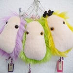 ぬいぐるみ作家「moumouchicken」さんの作品「ちびこ」です。他にもいろんな色の「ちびこ」がいます。お気に入りを見つけてくださいね♪　日本製生地使用で、ふわふわ！とっても可愛いですよ～☆　ボールチェーン付き　本体約10㎝（頭の毛を含まず）　各￥700