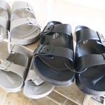 夏の定番！軽くて履きやすいEVAサンダルです。2本のベルトで調整ができます。2色展開です。各990