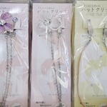 風の日対策のハットクリップです。ストール止めとしてもお使いいただけます。お花モチーフ6種：各￥1,650　シンプルな合皮ひもタイプ（3色展開です）：各￥715