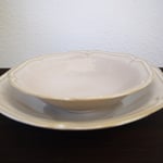 薄いピンクが優しい印象の深皿です。美濃焼です。大：幅/21.5x21.5cm 高さ/4.1cm　￥693　小：幅/16.8x16.8cm 高さ/4.5cm　￥583