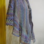 ハンドメイド作家「ami ami 521」さんのストールです。個性的な色合いの糸で編まれています。肩にかけたり、マフラーのようにアレンジしたり、いろいろお楽しみいただけます！ウール40％で軽くて暖か♪　￥7,000