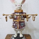 フックを持ったウサギのオブジェです。アンティーク調で、インテリアのアクセントになります☆　W15×H20×D9㎝　￥4,290