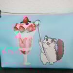 常にウキウキな猫「ウキねこ」の新作ポーチです。裏側にはお腹いっぱいでウットリ満足そうなウキねこが描かれています。マチ付きです。上部約20㎝　￥2,500