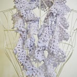 ハンドメイド作家「ami ami 521」さんのスヌードです。長めの円状に編まれていて、画像は二重に巻いたところを撮りました！優しい紫色のグラデーション糸がきれいです。肌触りも良いですよ～　￥3,500