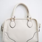 小さめな2wayスクエアボストンバッグです。ショルダーベルト付きです。高さ17／横上（横下）22（23.5）／マチ 8㎝　￥5,940