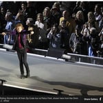 ....die hüpfen auf der Bühne.....