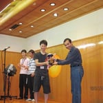 野口杯授与（東北大学・村島選手）