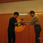 野口杯を授与される村島選手（東北大学）