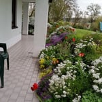 Ferienwohnung Franken, Vestenbergsgreuth im Steigerwald mit E-Auto Ladestation für Gäste, Terrasse FeWo Lavendel im April