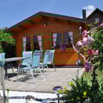 FeWo Dietsch Vestenbergsgreuth mit E-Auto Ladestation für Gäste, Naturpark in Franken/Mittelfranken, Rosenstock am Gartenhaus