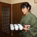 大島理事が白湯を運んできました