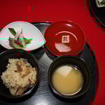 御膳のメニューは、五目御飯、占地茸・貝割・辛子の汁物、〆小鯛昆布締・布海苔・水菜の向付