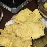 楳染に「アルミ剤」を使用して染めた布