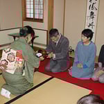 正客から御膳を受け取ります