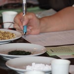 熱心にメモをとる参加者