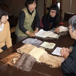 大島さんから、布地の種類と楳染の違いによる「色の違い」を説明