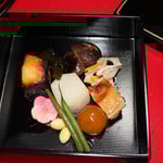 強肴（小緑高、鶏照焼、亀甲里芋、梅花生麩、隠元）、進肴（蓮根きんぴら、蟹蒲鉾、柚子千切）、焼物（鰤粕漬）、八寸（結昆布、花豆）