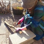 アトリエFoo*wa　お庭で薪づくり　初めてのノコギリ