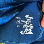 タグなし。裾の内側にロゴプリント「夢があるから毎日楽しくがんばれる」